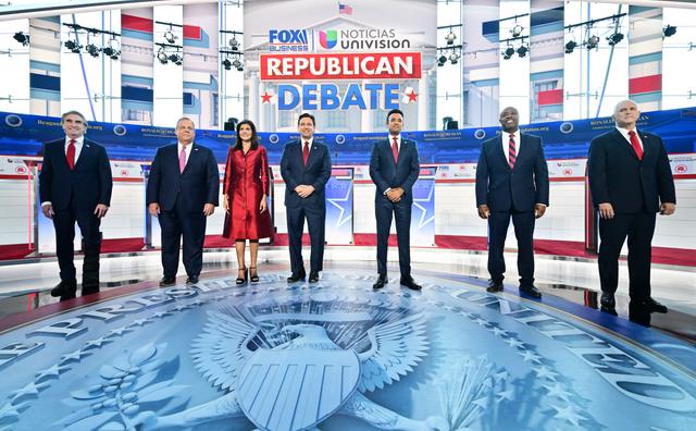 (Từ trái sang) Thống đốc tiểu bang North Dakota Doug Burgum, cựu Thống đốc tiểu bang New Jersey Chris Christie, cựu Thống đốc tiểu bang South Carolina và Đại sứ Liên Hiệp Quốc Nikki Haley, Thống đốc tiểu bang Florida Ron DeSantis, doanh nhân Vivek Ramaswamy, Thượng nghị sĩ Tim Scott (Cộng Hòa-South Carolina), và cựu Phó Tổng thống Mike Pence tham dự cuộc tranh biện sơ bộ tổng thống của Đảng Cộng Hòa lần thứ hai tại Thư viện Tổng thống Ronald Reagan ở Thung lũng Simi, California, hôm 27/09/2023. (Ảnh: Frederic J. Brown/AFP qua Getty Images)
