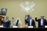 (Từ trái qua phải) Giáo sư luật của Đại học George Washington Jonathan Turley, cựu phụ tá Tổng Chưởng lý Eileen O'Connor, nhà sáng lập công ty Dubinsky Consulting Bruce Dubinsky, và giáo sư luật North Carolina Michael Gerhardt giơ tay tuyên thệ ở phiên điều trần của Ủy ban Giám sát Hạ viện tại Capitol Hill ở Hoa Thịnh Đốn hôm 28/09/2023. (Ảnh: Mandel Ngan/AFP thông qua Getty Images)
