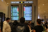 Hành khách đang xem một bảng điện tử hiển thị thông tin chuyến bay tại Phi trường Ben Gurion gần Tel Aviv, Israel, hôm 07/10/2023, khi các chuyến bay bị hủy vì các cuộc tấn công bất ngờ của Hamas. (Ảnh: Gil Cohen-Magen/AFP qua Getty Images)
