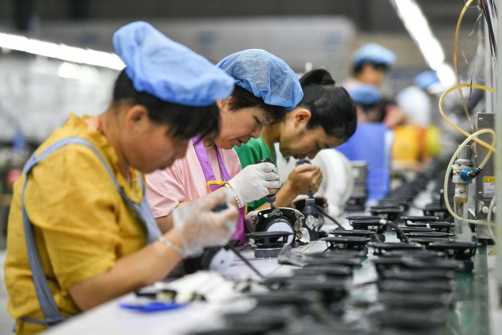 Công nhân làm việc trên dây chuyền lắp ráp sản xuất loa tại một nhà máy ở Phú Dương, tỉnh An Huy, Trung Quốc, hôm 30/06/2023. (Ảnh: STR/AFP qua Getty Images)
