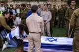 Thân nhân của binh sĩ người Israel gốc Pháp Eli Valentin Ghenassia, người đã thiệt mạng trong trận chiến tại Kibbutz Beeri trong cuộc xâm nhập của phiến quân Hamas, khóc thương trong đám tang của anh tại nghĩa trang Mount Herzl ở Jerusalem hôm 12/10/2023. (Ảnh: Ronaldo Schemidt/AFP/Getty Hình ảnh)
