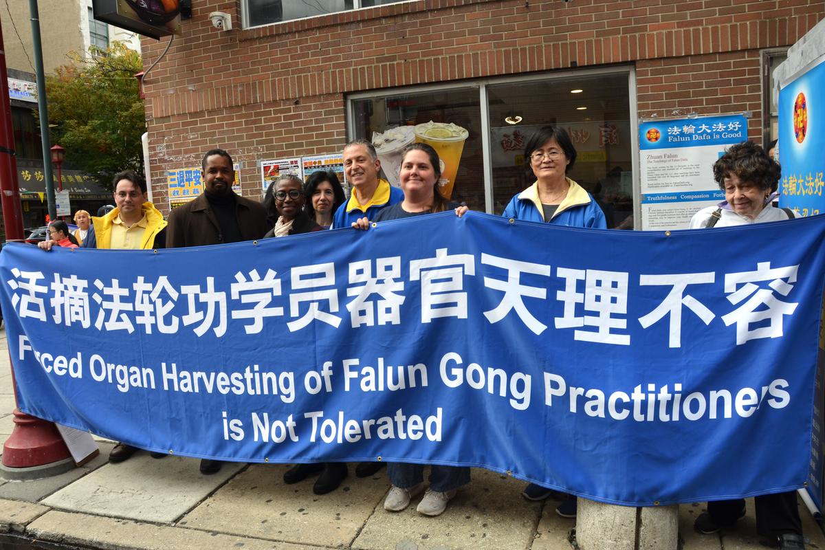 Thượng nghị sĩ tiểu bang Pennsylvania Sharif Street (thứ 2 từ trái sang) tham gia cuộc mít-tinh đánh dấu 420 triệu người Trung Quốc thoái Đảng Cộng sản Trung Quốc tại khu phố Tàu Philadelphia, hôm 15/10/2023. (Ảnh: Frank Liang/The Epoch Times)