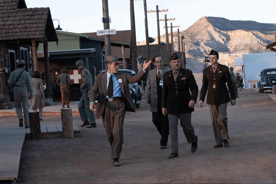 (Từ trái sang phải, phía trước) ông JR Oppenheimer (do diễn viên Cillian Murphy thủ vai), ông Enrico Fermi (do diễn viên Danny Deferrari thủ vai), Trung tướng Leslie Groves (do diễn viên Matt Damon thủ vai), và ông Kenneth Nichols (do diễn viên Dane DeHaan thủ vai) trong thị trấn được xây dựng đặc biệt để phát triển bom nguyên tử, trong phim “Oppenheimer.” (Ảnh: Universal Pictures)