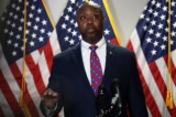 Thượng nghị sĩ Tim Scott (Cộng Hòa-South Carolina) nói chuyện với các hãng thông tấn tại Tòa nhà Văn phòng Thượng viện Hart tại Capitol Hill ở Hoa Thịnh Đốn vào ngày 23/06/2020. (Ảnh: Alex Wong/Getty Images)