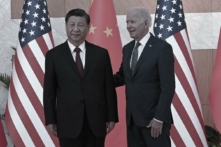 Tổng thống Hoa Kỳ Joe Biden (bên phải) và lãnh đạo Trung Quốc Tập Cận Bình gặp nhau bên lề Hội nghị thượng đỉnh G20 ở Nusa Dua trên hòn đảo nghỉ dưỡng Bali của Indonesia vào ngày 14/11/2022. (Ảnh: Saul Loeb/AFP qua Getty Images)