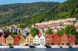 Các tòa nhà thương mại Bryggen cũ kỹ bằng gỗ, hơi chông chênh, và đầy màu sắc nằm ven vịnh của thành phố Bergen. Tòa nhà Bryggen có niên đại từ thời trung cổ, thời điểm mà nơi đây là một trong bốn điểm giao thương chính của Liên minh Hanse, một liên minh thương mại do người Đức điều hành trải dài khắp miền bắc và miền trung châu Âu.