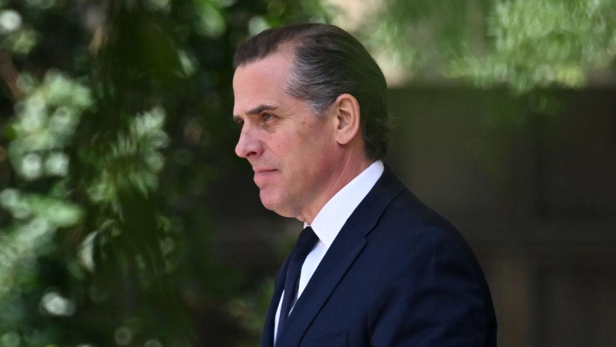 Ông Hunter Biden, con trai của Tổng thống Joe Biden, rời Tòa nhà Liên bang J. Caleb Boggs và Tòa án Hoa Kỳ ở Wilmington, Delaware, ngày 26/07/2023. (Ảnh: Mark Makela/Getty Images)