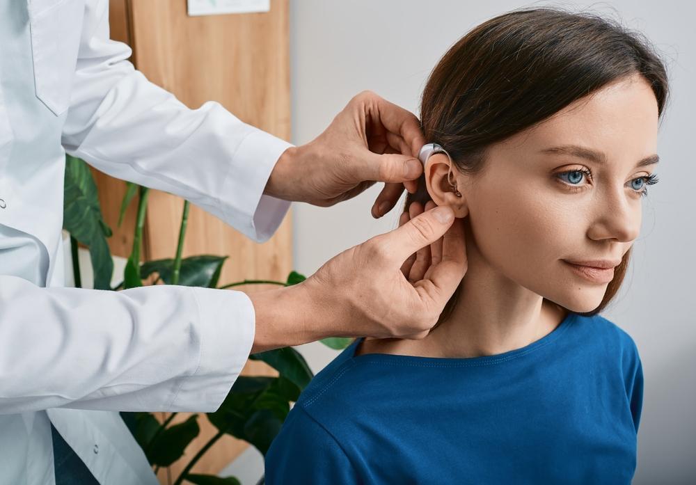 Người khiếm thính được hưởng lợi ích từ một thiết bị trợ thính do ông Miller Reese Hutchison phát minh. (Ảnh: Peakstock/Shutterstock)