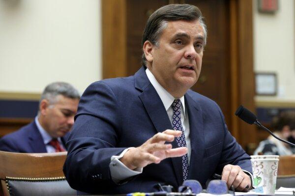 Giáo sư luật Jonathan Turley của Đại học George Washington làm chứng tại Hoa Thịnh Đốn trong ảnh hồ sơ ngày 30/06/2021. (Ảnh: Alex Wong/Getty Images)