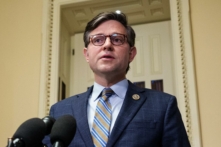 Chủ tịch Hạ viện Mike Johnson (Cộng Hòa-Louisiana) nói chuyện với các phóng viên tại Tòa Nhà Capitol Hoa Kỳ ở Hoa Thịnh Đốn, hôm 26/10/2023. (Ảnh: Drew Angerer/Getty Images)