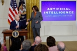 Tổng thống Hoa Kỳ Joe Biden trao cho Phó Tổng thống Kamala Harris chiếc bút mà ông dùng để ký sắc lệnh mới liên quan đến trí tuệ nhân tạo trong một sự kiện ở Phòng Đông của Tòa Bạch Ốc ở Hoa Thịnh Đốn hôm 30/10/2023. (Ảnh: Chip Somodevilla/Getty Images)