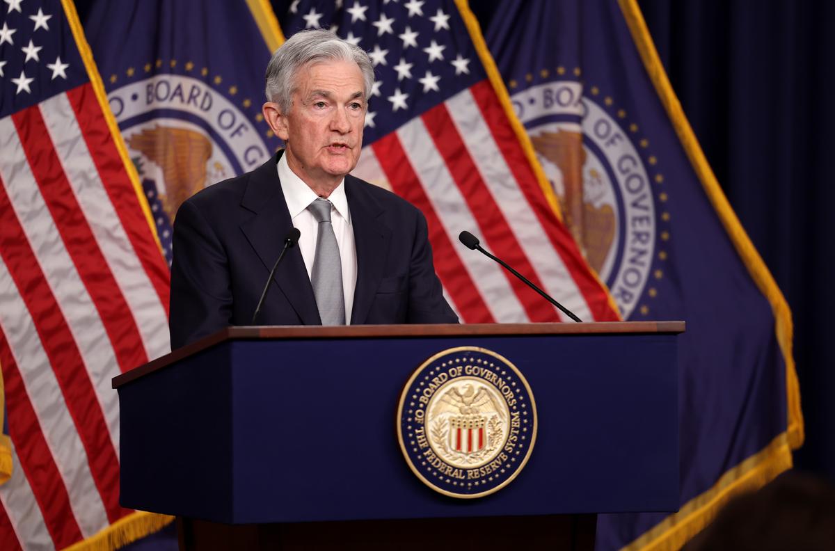 Chủ tịch Hội đồng Dự trữ Liên bang Jerome Powell nói trong một cuộc họp báo sau cuộc họp của Ủy ban Thị trường Mở Liên bang tại Hệ thống Dự trữ Liên bang ở Hoa Thịnh Đốn hôm 01/11/2023. (Ảnh: Kevin Dietsch/Getty Images)