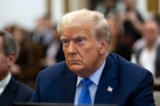 Cựu Tổng thống Donald Trump ngồi trong phòng xử án trong phiên tòa xét xử gian lận dân sự tại Tòa án Tối cao Tiểu bang New York ở Thành phố New York, hôm 06/11/2023. (Ảnh: Curtis Means/Pool/Getty Images)