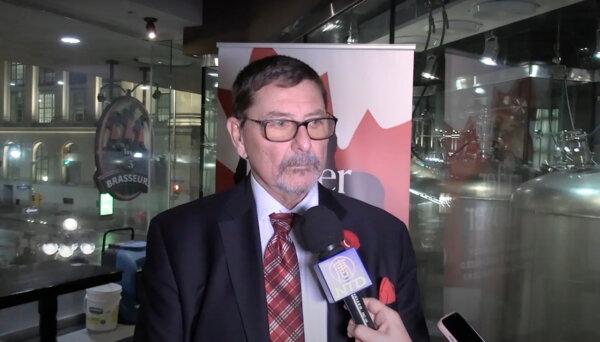 Ông Garry Clement, cựu giám đốc quốc gia của Chương trình Tiền thu được từ Tội phạm RCMP, trình bày với các phóng viên tại một sự kiện ở Ottawa hôm 09/11/2023. Sự kiện này đánh dấu sự ra mắt cuốn sách mới của ông, “Under Cover: Inside the Shady World of Organisation Crime and RCMP.” (Ảnh chụp màn hình/NTD)