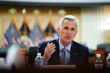Dân biểu Kevin McCarthy (Cộng Hòa-California) nói trong một cuộc họp báo công bố kết quả cuộc điều tra của Ủy ban Đặc biệt về Đảng Cộng sản Trung Quốc (ĐCSTQ) về phòng thí nghiệm sinh học được phát hiện ở Reedley, California, tại Hoa Thịnh Đốn, hôm 15/11/2023. (Ảnh: Madalina Vasiliu/The Epoch Times)