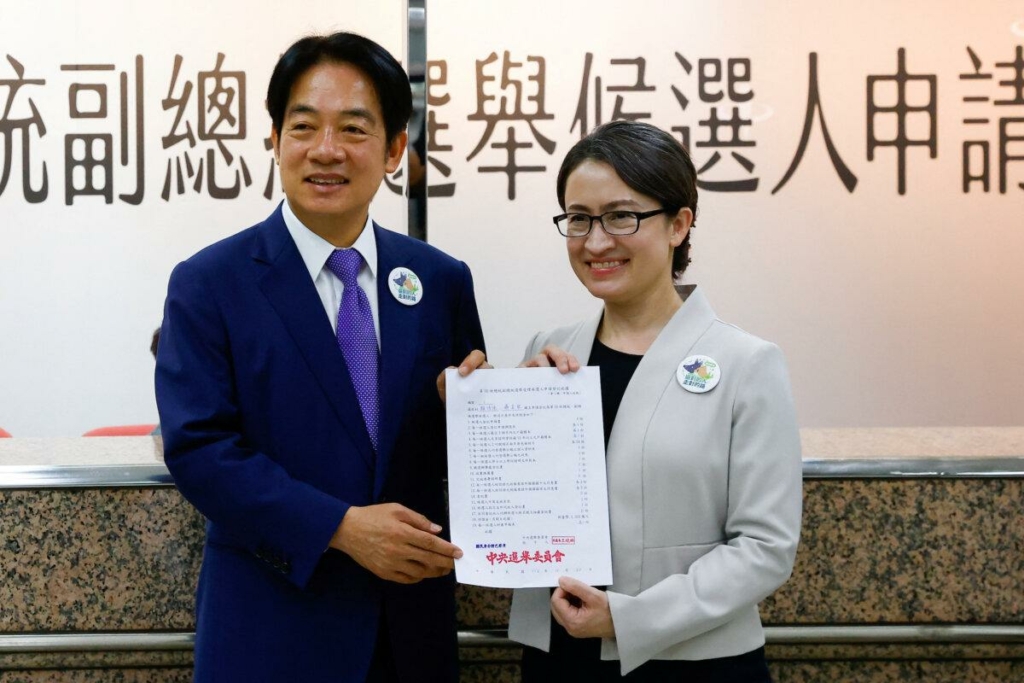 Phó Tổng thống Đài Loan Lại Thanh Đức (Lai Ching-te) và ứng cử viên liên danh Tiêu Mỹ Cầm (Hsiao Bi-Khim) chụp ảnh sau khi ghi danh tham gia cuộc bầu cử tổng thống sắp tới tại Ủy ban Bầu cử Trung ương ở Đài Bắc, Đài Loan, hôm 21/11/2023. (Ảnh: Ann Wang/Reuters)