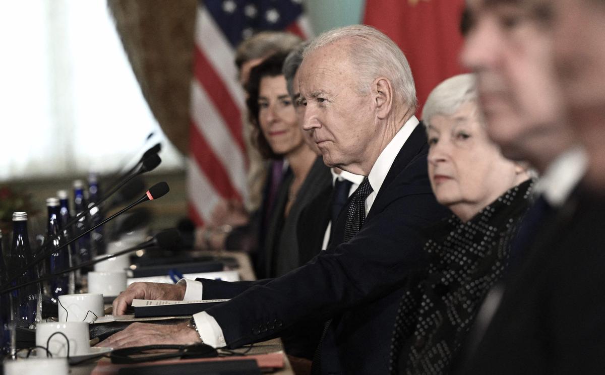 Tổng thống Hoa Kỳ Joe Biden nhìn chăm chú trong một cuộc họp với nhà lãnh đạo Trung Quốc Tập Cận Bình (không có trong ảnh) trong tuần lễ Các nhà lãnh đạo Hợp tác Kinh tế Châu Á-Thái Bình Dương (APEC) ở Woodside, California, hôm 15/11/2023. (Ảnh: Brendan Smialowski/AFP qua Getty Images)