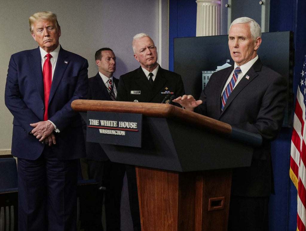 Tổng thống Donald Trump và Đô đốc Brett Giroir (giữa), trợ lý Bộ trưởng Bộ Y tế và Dịch vụ Nhân sinh, theo dõi buổi diễn thuyết của Phó Tổng thống Mike Pence (phải) tại cuộc họp báo hàng ngày về virus corona tại Tòa Bạch Ốc ở Hoa Thịnh Đốn hôm 20/04/2020. (Ảnh: Alex Wong/Getty Images)