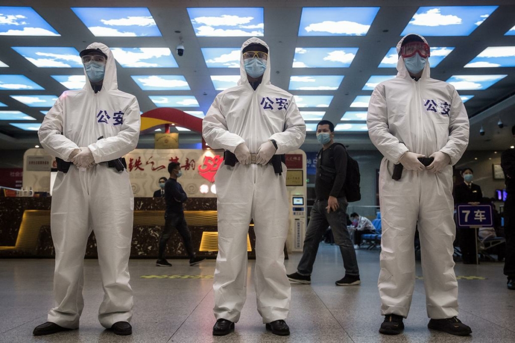 Công an đường sắt đang làm nhiệm vụ ở Vũ Hán, Trung Quốc, ngày 07/04/2020. (Ảnh: Getty Images)
