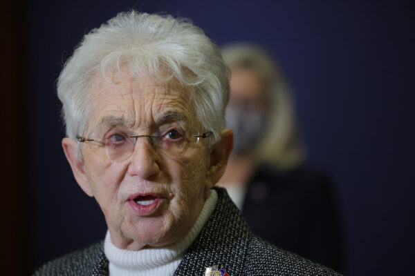 Dân biểu Virginia Foxx (Cộng Hòa-North Carolina) nói chuyện trong cuộc họp báo sau cuộc họp hội nghị tại Tòa nhà Capitol Hoa Kỳ ở Hoa Thịnh Đốn, vào ngày 09/03/2021. (Ảnh: Win McNamee/Getty Images)