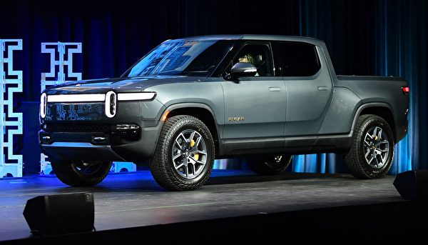 Xe tải điện Rivian R1T tại Triển lãm xe hơi Los Angeles vào tháng Mười Một năm nay. (Ảnh: Frederic J. Brown/AFP/Getty Images)