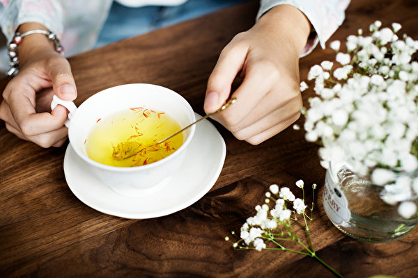 Ngâm Saffron vào nước trước, sau đó cho vào thực phẩm để nấu. Như vậy, màu vàng của thực phẩm sẽ đồng đều hơn. (Ảnh: Shutterstock)