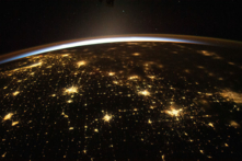 NASA đã chia sẻ bức ảnh chụp cảnh Mặt Trời mọc do các phi hành gia chụp từ Trạm vũ trụ quốc tế vào ngày 10/11/2023. (Ảnh: NASA/Jasmin Moghbeli)