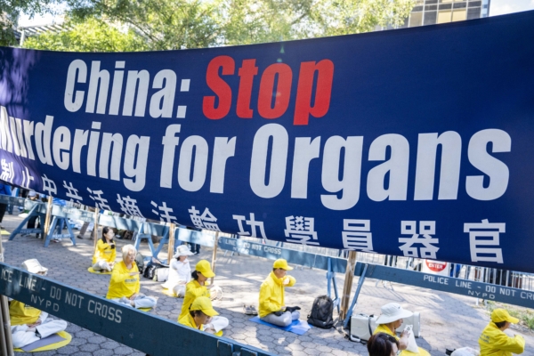 Các học viên Pháp Luân Công thỉnh nguyện bên cạnh trụ sở Liên Hiệp Quốc ở thành phố New York hôm 20/09/2023. (Ảnh: Chung I Ho/The Epoch Times)