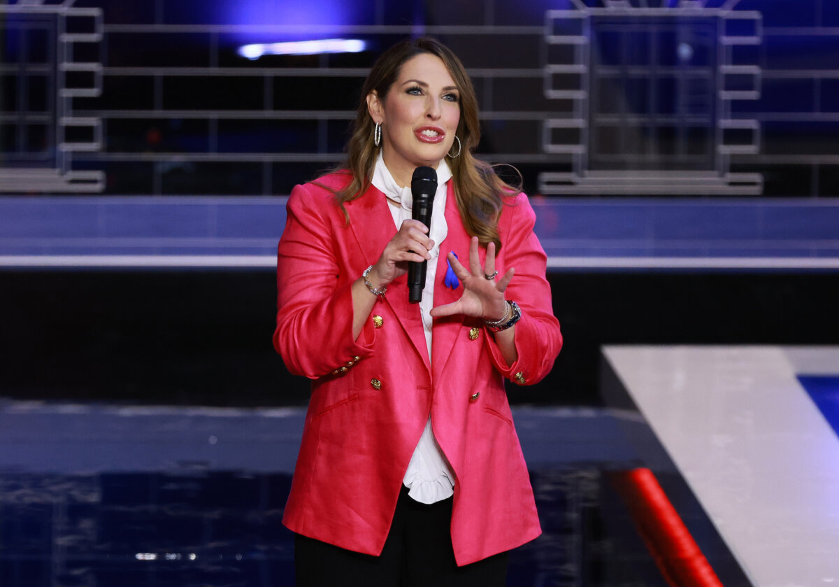 Chủ tịch RNC Ronna McDaniel trình bày trước Cuộc tranh biện Tổng thống Sơ bộ của Đảng Cộng Hòa do NBC News tổ chức tại Trung tâm Biểu diễn Nghệ thuật Adrienne Arsht thuộc quận Miami-Dade ở Miami, Florida, hôm 08/11/2023. (Ảnh: Joe Raedle/Getty Images)