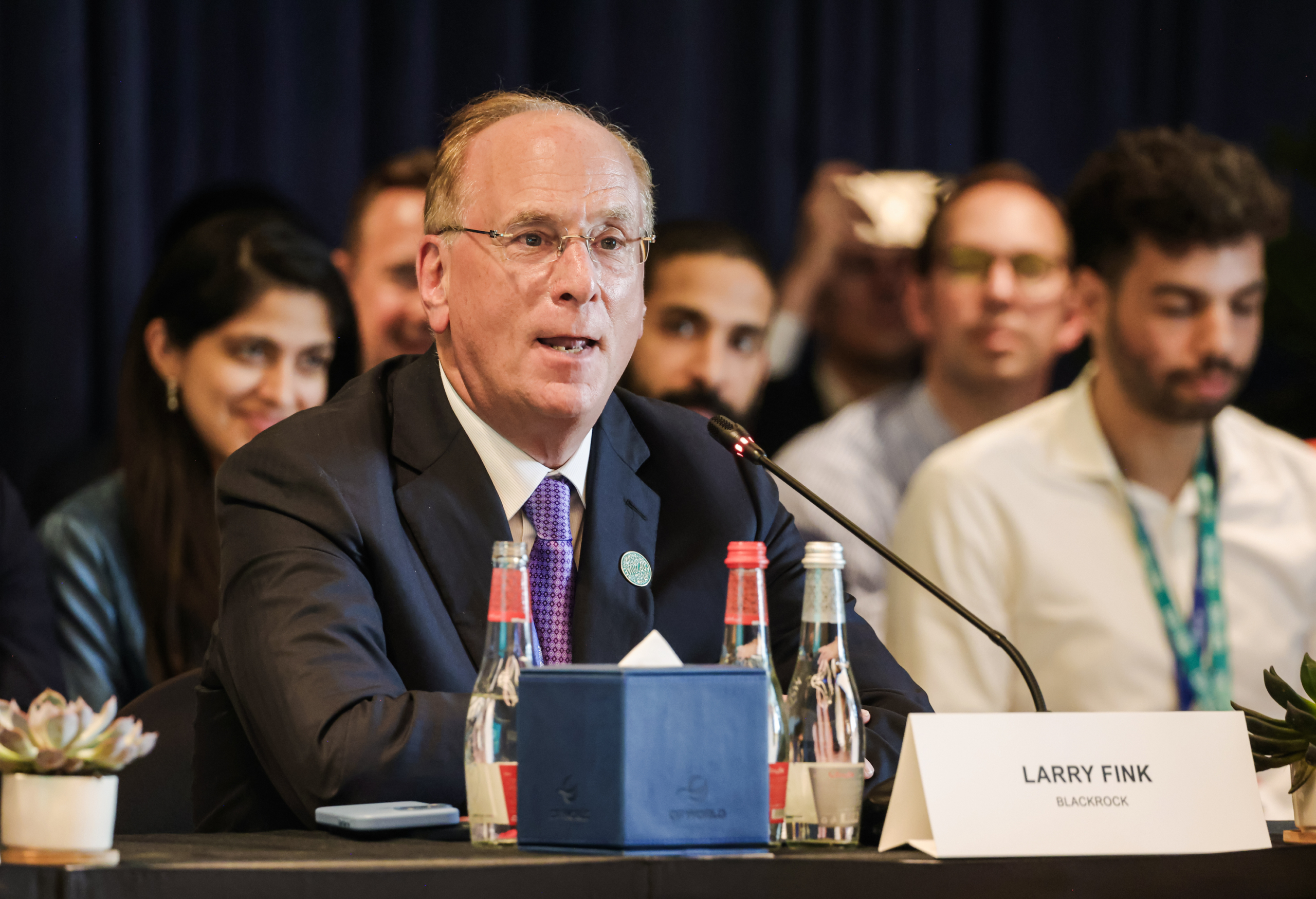 Ông Larry Fink, Giám đốc điều hành của BlackRock, nói tại một cuộc thảo luận bàn tròn về “Tài trợ cho Nền kinh tế Khí hậu Mới,” trong đó ông mô tả nhu cầu cấp thiết về “bối cảnh tài chính mới” để tài trợ cho các khoản đầu tư vào quá trình chuyển đổi năng lượng toàn cầu tại Hội nghị Khí hậu COP 28 của Liên Hiệp Quốc ở Dubai, Các Tiểu Vương Quốc Ả Rập Thống Nhất, hôm 04/12/2023. (Ảnh: Sean Gallup/Getty Images)