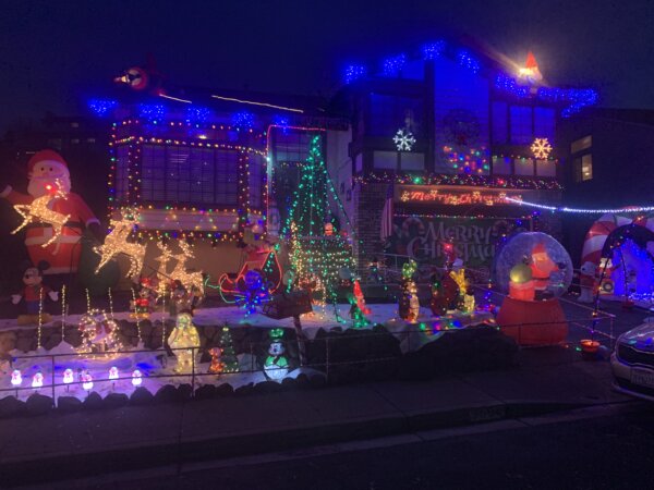 Ngôi nhà của bà Cindy và ông John Bruno được trang hoàng Giáng Sinh ở Concord, California, hôm 19/12/2023. (Ảnh: Helen Billings/The Epoch Times)
