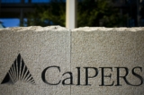 Một tấm biển trước tòa nhà Hệ thống Hưu trí Công chức California (CalPERS) ở Sacramento, California, hôm 21/07/2009. (Ảnh: Max Whittaker/Getty Images)