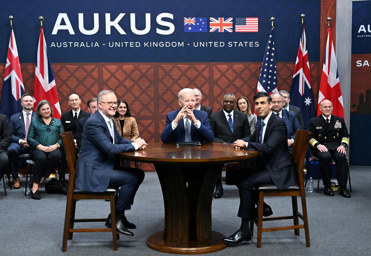 Tổng thống Joe Biden (Giữa) tham dự cuộc gặp ba bên với Thủ tướng Anh Rishi Sunak (Phải) và Thủ tướng Úc Anthony Albanese (Trái) trong hội nghị thượng đỉnh AUKUS tại Căn cứ Hải quân Loma ở San Diego, California, hôm 13/03/2023. (Ảnh: Jim Watson/AFP qua Getty Images)