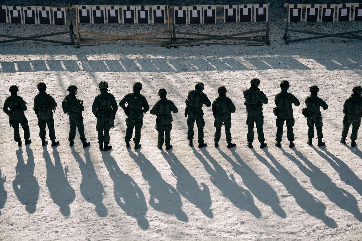 Lực lượng trừ bị Phần Lan của Trung đoàn Guard Jaeger đứng tại một trường bắn khi tham gia cuộc tập trận quân sự tại căn cứ quân sự Santahamina ở Helsinki, Phần Lan, hôm 07/03/2023. (Ảnh: Alessandro Rampazzo/AFP qua Getty Images)