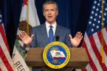 Ông Gavin Newsom, Thống đốc tiểu bang California, công bố bản sửa đổi ngân sách tháng Năm tại Sacramento hôm 12/05/2023. Ông Newsom cho biết thâm hụt ngân sách của tiểu bang này đã tăng lên gần 32 tỷ USD, nhiều hơn khoảng 10 tỷ USD so với dự đoán vào tháng Một khi ông Newsom đưa ra đề nghị ngân sách đầu tiên. (Ảnh: Hector Amezcua/The Sacramento Bee qua AP)