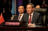 Thủ tướng Trung Quốc Lý Cường (Li Qiang, phải) nói trong Hội nghị cao cấp ASEAN-Trung Quốc lần thứ 26 tại Hội nghị thượng đỉnh ASEAN lần thứ 43 ở Jakarta hôm 06/09/2023. (Ảnh: Yasuyoshi Chiba /Pool/AFP qua Getty Images)