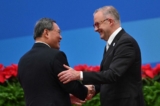 Thủ tướng Trung Quốc Lý Cường (trái) và Thủ tướng Úc Anthony Albanese bắt tay trong lễ khai mạc Hội chợ triển lãm Nhập cảng Quốc tế Trung Quốc (CIIE) lần thứ 6 tại Thượng Hải, Trung Quốc, hôm 05/11/2023. (Ảnh: Hector Retamal/AFP qua Getty Images)