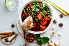 Thịt bò mềm có thể xắn bằng nĩa hòa quyện với hương thơm của sả và các loại gia vị trong bữa tối ấm cúng này. (Ảnh: Jennifer McGruther)
