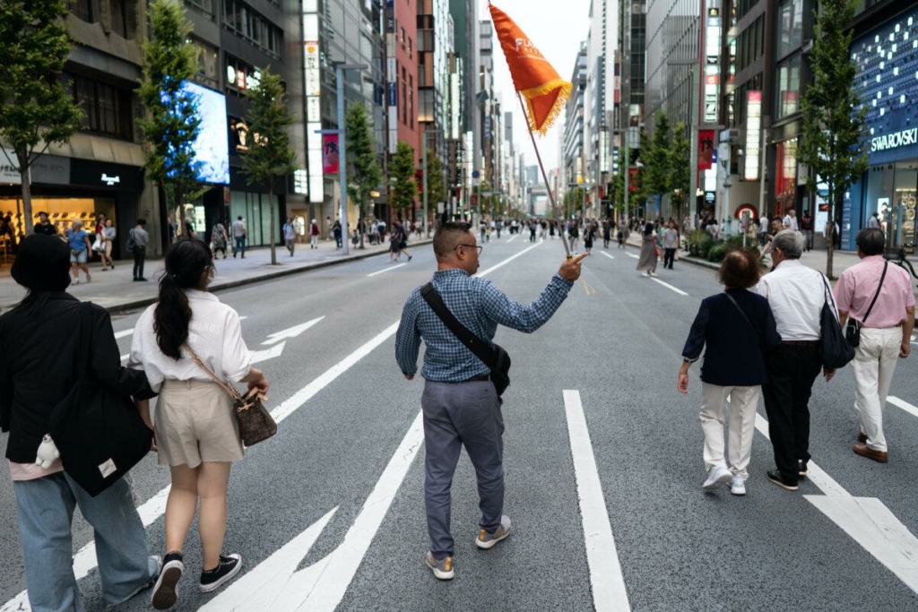 Một nhóm du khách Trung Quốc đi bộ qua quận Ginza trong dịp lễ Quốc khánh Trung Quốc ở Tokyo, hôm 01/10/2023. (Ảnh: Tomohiro Ohsumi/Getty Images)