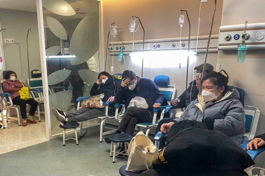 Người dân được chăm sóc y tế tại khu vực Phòng khám Sốt tại Bệnh viện ở quận Trường Ninh, Thượng Hải, vào ngày 23/12/2022 (Ảnh: Hector Retamal/AFP qua Getty Images)