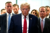 Cựu Tổng thống Donald Trump rời phòng xử án trong thời gian nghỉ giải lao trong phiên tòa xét xử gian lận dân sự chống lại Trump Organization tại Tòa án Tối cao Tiểu bang New York ở Thành phố New York hôm 07/12/2023. (Ảnh: Timothy A. Clary/AFP qua Getty Images)