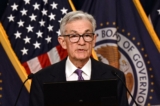 Chủ tịch Hệ thống Dự trữ Liên bang Jerome Powell tổ chức một cuộc họp báo sau khi kết thúc cuộc họp của Ủy ban Thị trường Mở Liên bang (FOMC) ở Hoa Thịnh Đốn, hôm 13/12/2023. (Ảnh: Brendan Smialowski/AFP qua Getty Images)