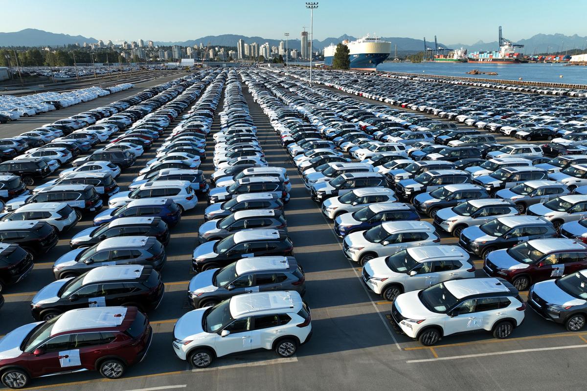 Những chiếc xe mới được sắp xếp thành hàng sau khi cập bến ở đảo Annacis ở Delta, British Columbia, Canada, hôm 31/07/2023. (Ảnh: Reuters/Chris Helgren)