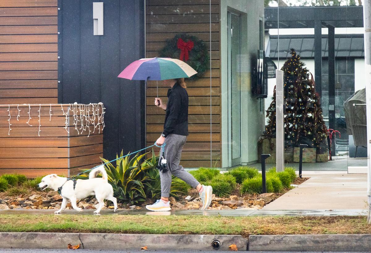 Một cơn mưa dông kéo qua Costa Mesa, California, hôm 22/12/2023. (Ảnh: John Fredricks/The Epoch Times)