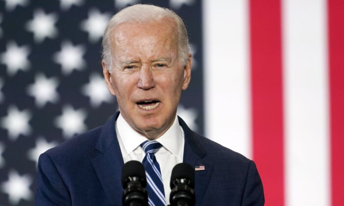Tổng thống Joe Biden trình bày tại Đại học Nông nghiệp và Kỹ thuật Tiểu bang North Carolina, ở Greensboro, North Carolina, vào ngày 14/04/2022. (Ảnh: AP/Carolyn Kaster)