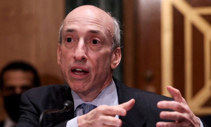 Chủ tịch Ủy ban Chứng khoán và Giao dịch Hoa Kỳ (SEC) Gary Gensler điều trần trong phiên điều trần giám sát của Ủy ban Ngân hàng, Gia cư, và Các vấn đề Đô thị của Thượng viện về SEC trên Capitol Hill ở Hoa Thịnh Đốn hôm 14/09/2021. (Ảnh: Evelyn Hockstein/Reuters)