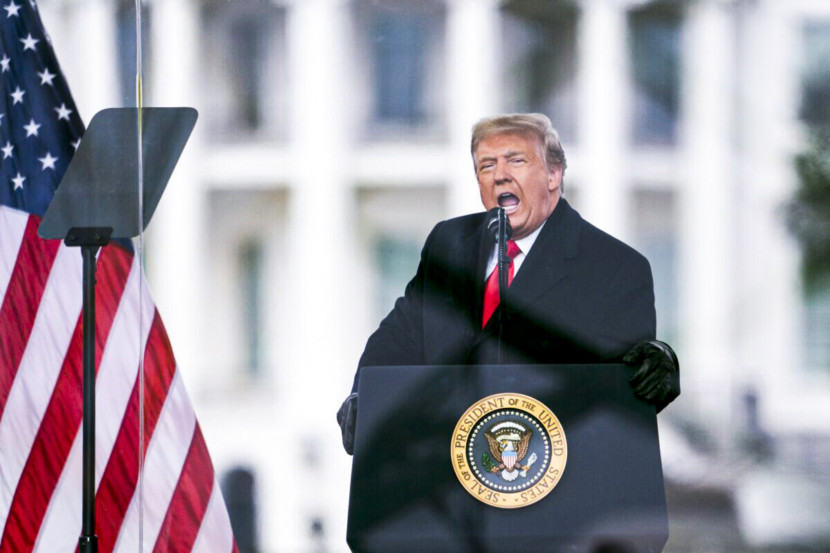 Tổng thống Donald Trump nói trong một cuộc biểu tình phản đối việc chứng nhận cử tri đoàn cho ông Joe Biden làm Tổng thống ở Hoa Thịnh Đốn, vào ngày 06/01/2021. (Ảnh: Evan Vucci/AP Photo)
