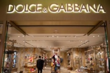 Một người đàn ông bước vào cửa hàng Dolce & Gabbana ở Bắc Kinh ngày 22/11/2018. (Ảnh: Nicolas Asfouri/AFP/Getty Images)