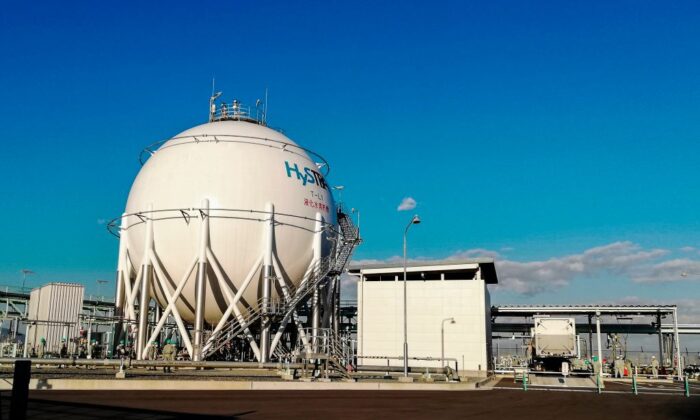 Một bể dung tích 2,500 mét khối chứa hydro lỏng tại nhà máy Kobe Port Island ở Kobe, Nhật Bản, hôm 26/10/2020. (Ảnh: Etienne Balmer/AFP qua Getty Images)