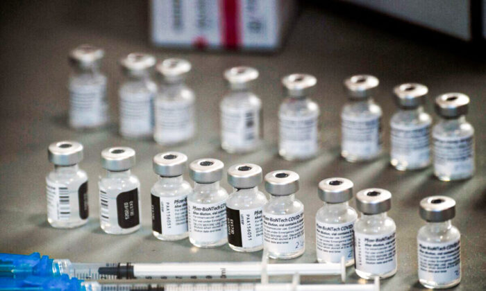 Các ống và lọ vaccine Pfizer-BioNTech COVID-19 được chuẩn bị cho buổi chích ngừa bổ sung tại thành phố Reno, tiểu bang Nevada, ngày 17/12/2020. (Ảnh: Patrick T. Fallon / AFP qua Getty Images)